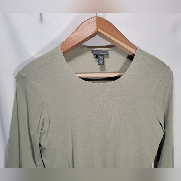 Women's Banana Republic size medium long-sleeve faded green color top. - Picture 4 of 5